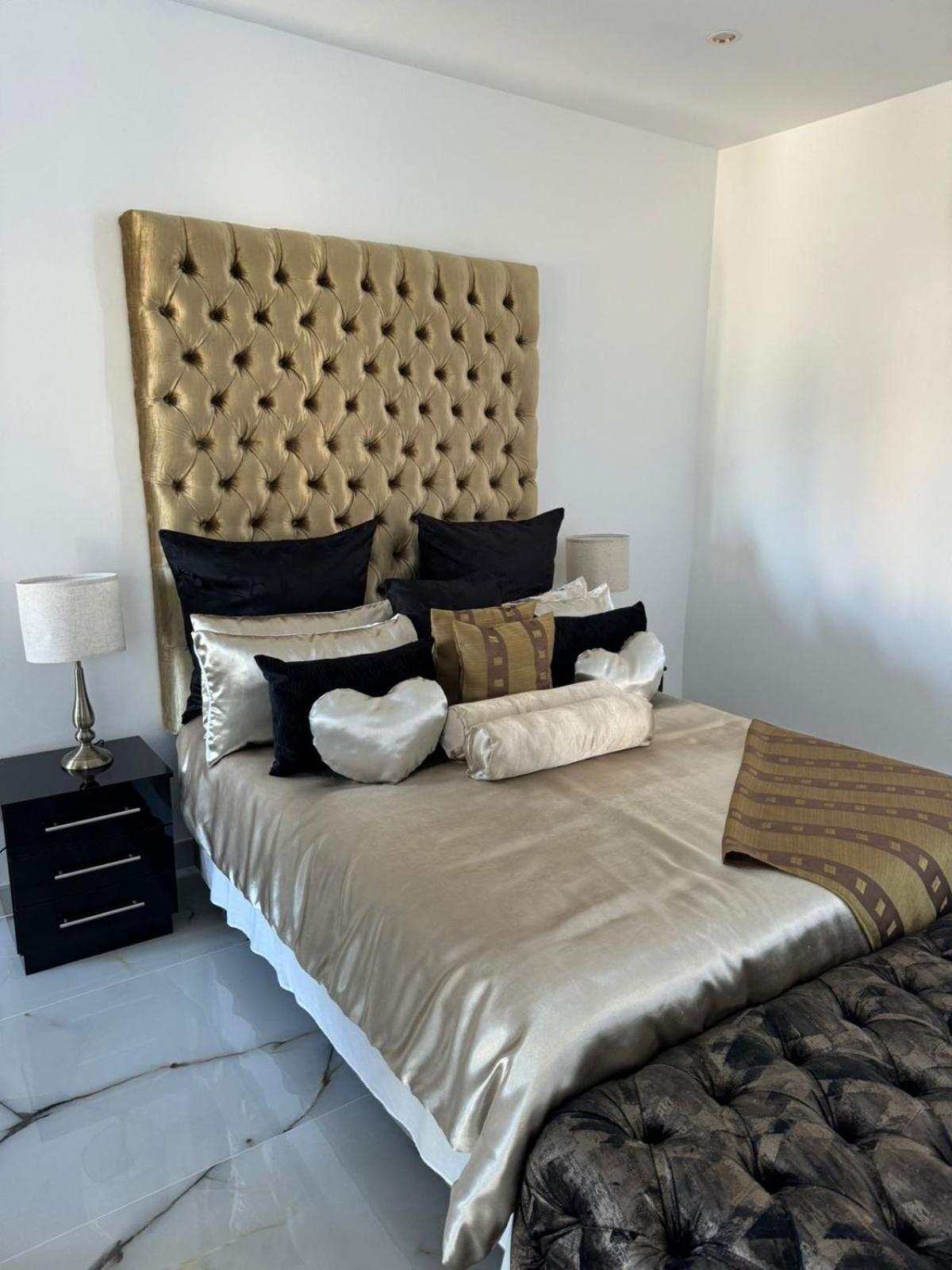 Posh Spot On The Beachfront Sleeps 5 * Port Elizabeth