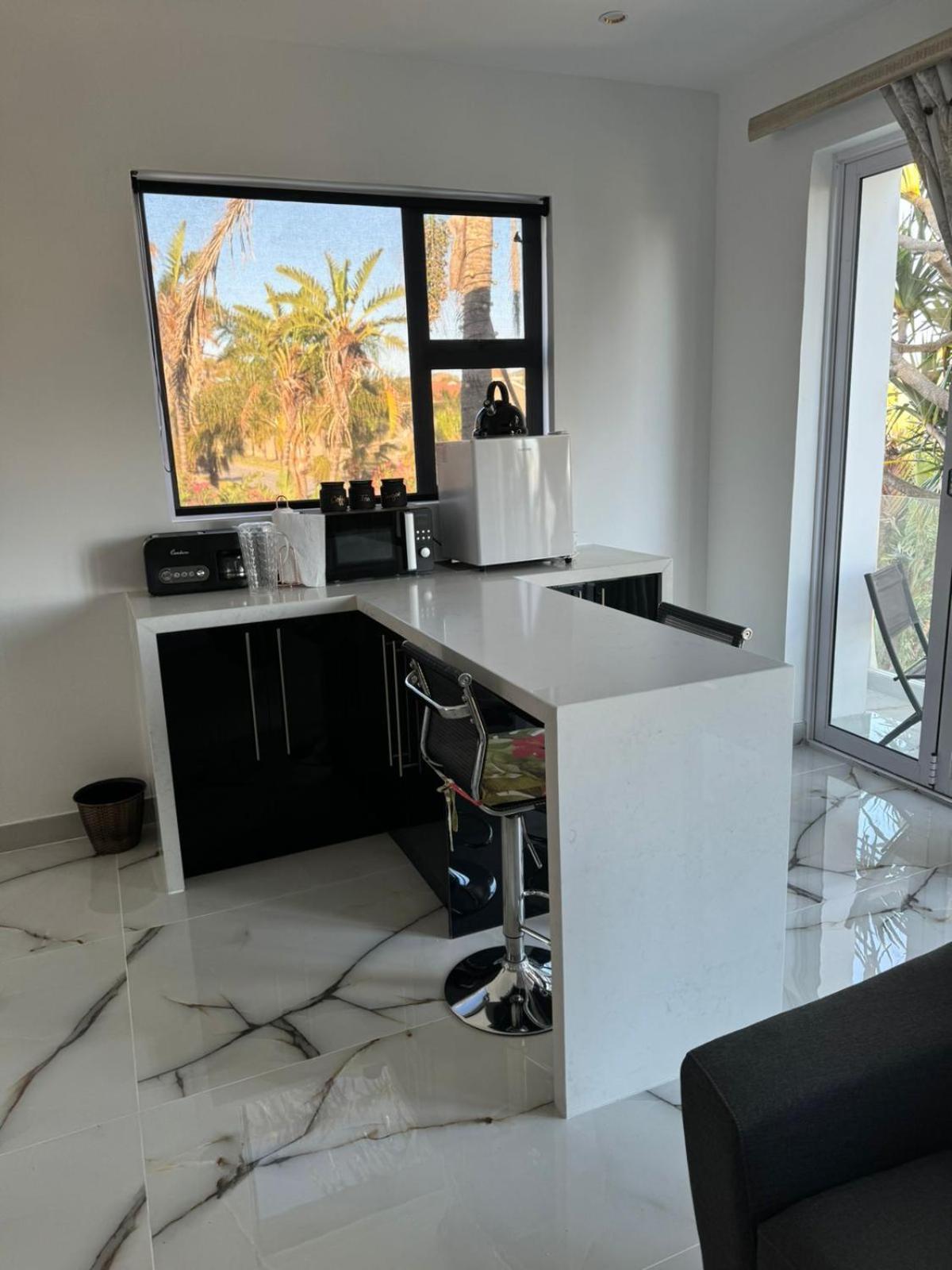 Posh Spot On The Beachfront Sleeps 5 Apartment *