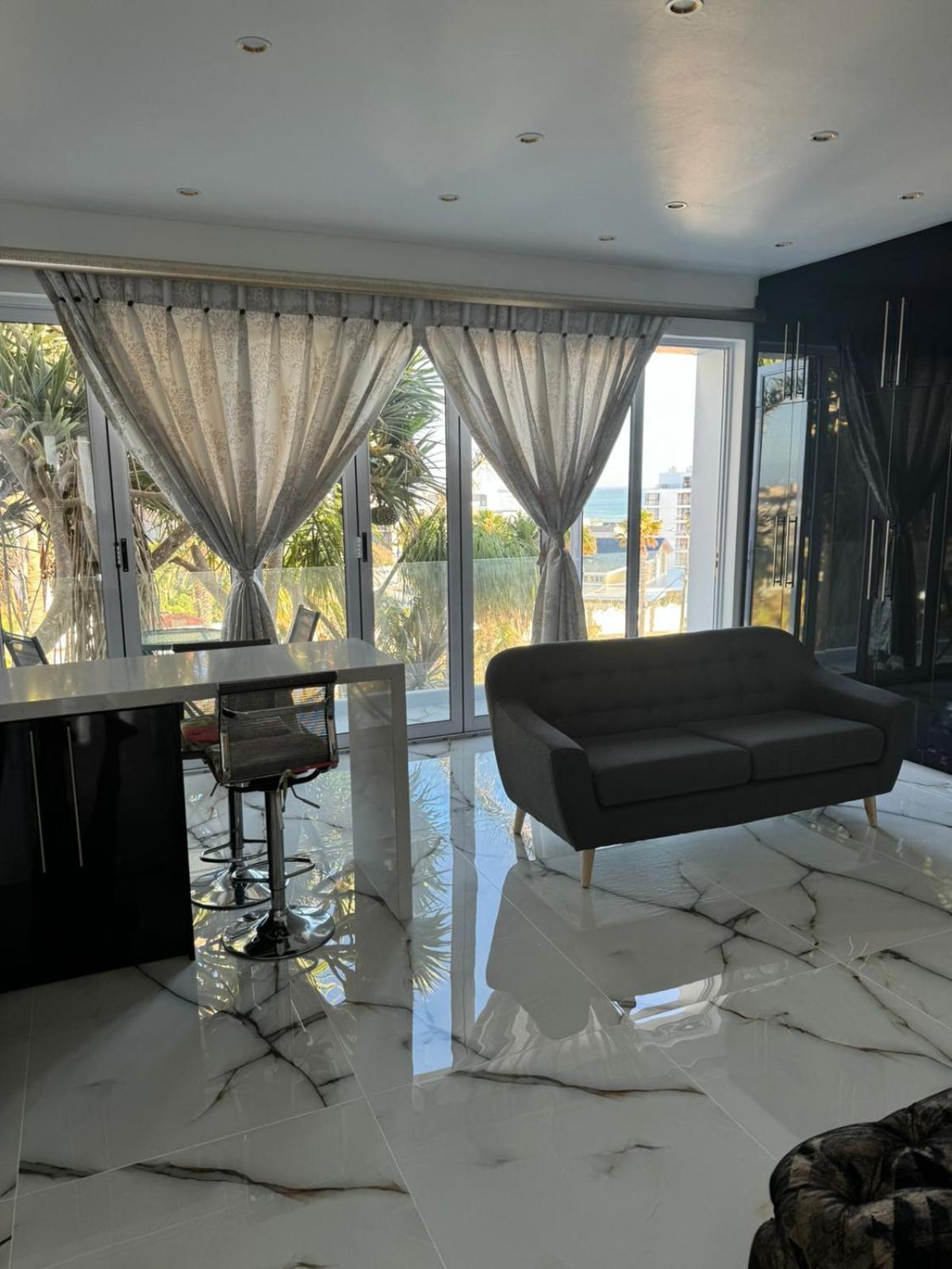 Posh Spot On The Beachfront Sleeps 5 Apartment Port Elizabeth